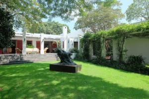 Picturesque Garden Villa, Illovo House
