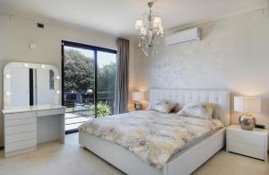 Villa Contessa Del Mar in Pula for 7 people only 200 meters from the beach & pet friendly