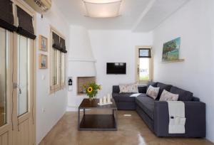 Nicolia Home Sea View, Jacuzzi, Walk to Centre