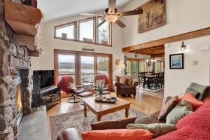 Lakefront Family Home, Kayaks, Hot Tub, Fireplace