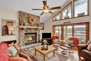 Lakefront Family Home, Kayaks, Hot Tub, Fireplace