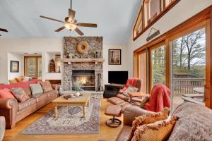 Lakefront Family Home, Kayaks, Hot Tub, Fireplace