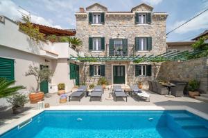 Villa Filipetti in Makarska center, 4 en-suite bedrooms charming stone house, heated private pool, 600m from beach