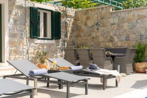 Villa Filipetti in Makarska center, 4 en-suite bedrooms charming stone house, heated private pool, 600m from beach