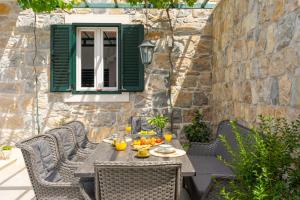 Villa Filipetti in Makarska center, 4 en-suite bedrooms charming stone house, heated private pool, 600m from beach