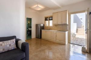 Nicolia Home Sea View, Jacuzzi, Walk to Centre