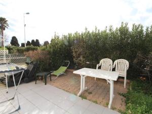 Appartements T2 avec jardinet, cuisine equipee, parking privatif - FR-1-553-57 : photos des chambres