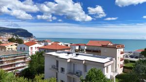 M026 - Marcelli, nuovo trilocale con terrazzo a 80 metri dal mare