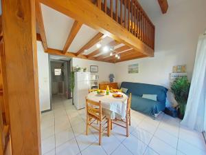 Pavillon T3 avec grande terrasse et résidence avec piscine et tennis