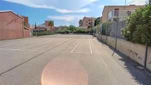 Pavillon T3 avec grande terrasse et résidence avec piscine et tennis