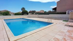 Pavillon T3 avec grande terrasse et résidence avec piscine et tennis