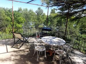 Le Pigeonnier au dessus du lac