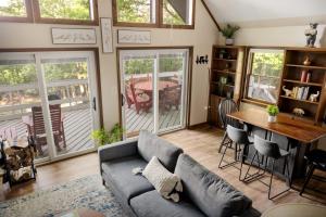 Dog-Friendly Chalet w Hot Tub, Fire Pit & Deck