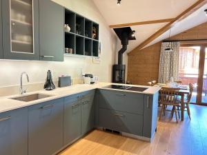 Appartement de standing - 3 chambres, balcons, garage, proche centre et remontées mécaniques - FR-1-623-357