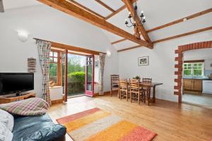 Old Oak Barn - A beautifully converted barn in idyllic setting, extremely child friendly
