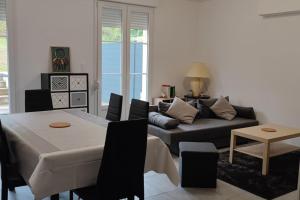 Appartements Maison 6 personnes spacieuse proche Asterix : Appartement 3 Chambres