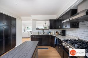 The Glistening Grape - Lakeside Getaway