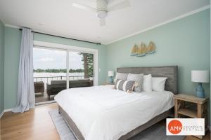 The Glistening Grape - Lakeside Getaway