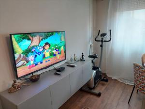 Modern 1-bedroom condo with free parking & fast WiFi