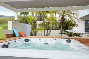 VillaSerenita Piscine chauffee Jacuzzi Petanque Ping pong Baby Foot : photos des chambres