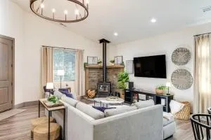 Game Room and Patio Picturesque Home in Sonora - جيمستاون