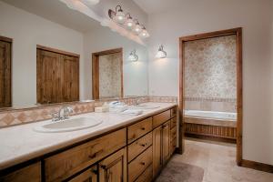 Riverbend Lodge 307 by Great Western Lodging