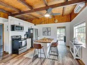 Lakefront Cottage in Secluded Cove - Laurie