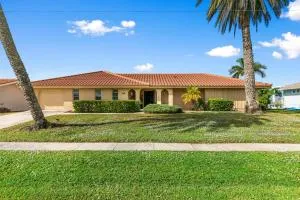 Serenity by the Water 3-Bedroom Luxury Escape with King Beds in a Tranquil Setting - Big Key