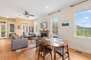 Mtn Views Hot Tub Close to Asheville