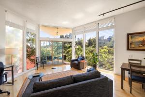 Hollywood Hills Retreat w Sweeping Views 2 Bd 2 Bt