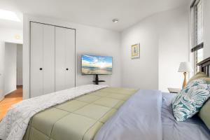 Hollywood Hills Retreat w Sweeping Views 2 Bd 2 Bt