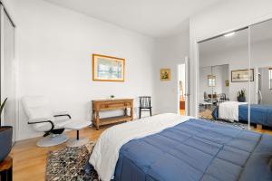 Hollywood Hills Retreat w Sweeping Views 2 Bd 2 Bt