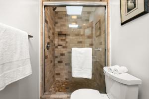 Hollywood Hills Retreat w Sweeping Views 2 Bd 2 Bt