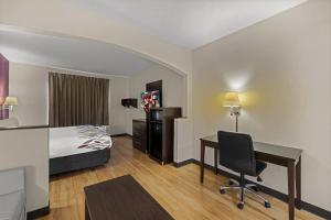 Suite King Room with Spa Bath Non-Smoking room in Red Roof Inn & Suites Albany GA