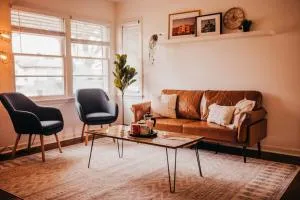 The Burrow-Cozy 3 BDRM HM - Free Parking - Ваксахачи