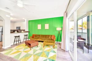 Modern 3BR Condo Near Disney- Pool