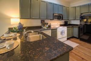 The Magnolia Retreat in Historic Savannah 1BR