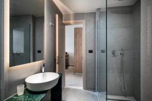 Loadstar Rooms & Suites