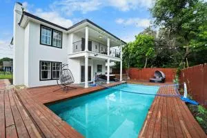 Modern 5 BR with Pool and Games - Elmendorf