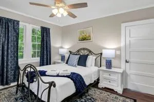 Blue Bungalow 2BR1BA Lexington - Sharpes Hill