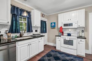 Blue Bungalow 2BR1BA Lexington