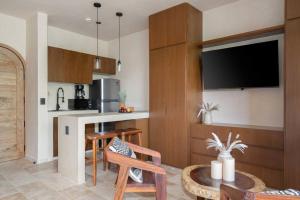 Amazing jungle condo Near beach town 200mb Pool