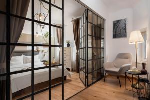 Downtown home with terrace by Urbanesq