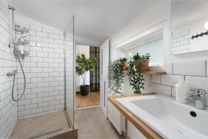 Downtown home with terrace by Urbanesq