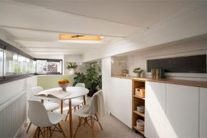 Downtown home with terrace by Urbanesq