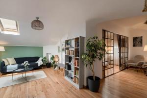 Downtown home with terrace by Urbanesq