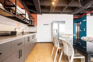 Económicas habitaciones amobladas en Medellín con oficinas, puesto de trabajo, cocina, baño y lavandería comunes Be Together by Roots Rentals TOG401y402