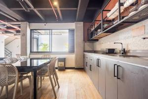 Económicas habitaciones amobladas en Medellín con oficinas, puesto de trabajo, cocina, baño y lavandería comunes Be Together by Roots Rentals TOG401y402