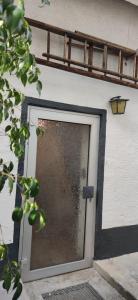 Vieja Casita de huespedes con Escaleras