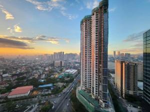 BGC Uptown Parksuites King Bed with Balcony Sunset and City View